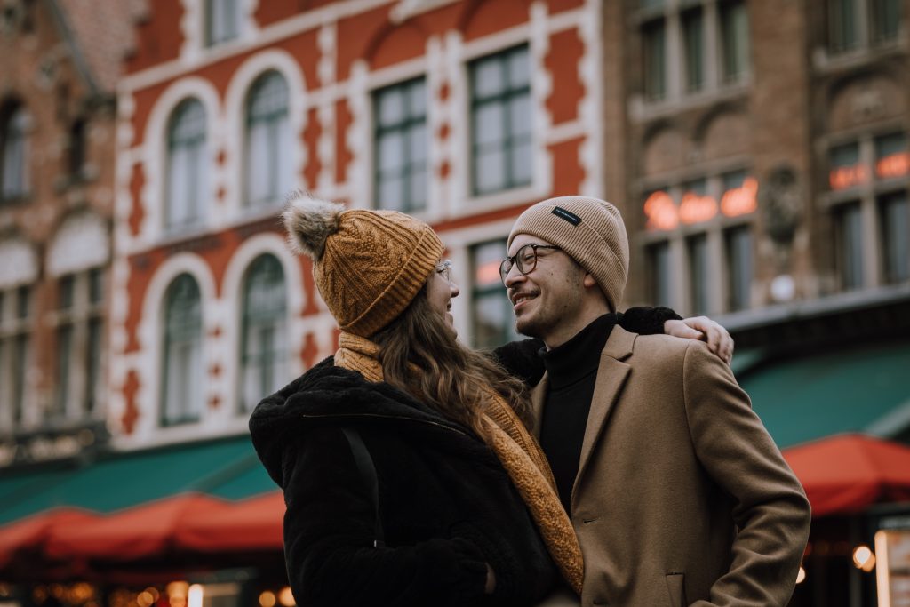 Photographie d'un couple d'amoureux dans les rues de Bruxelles