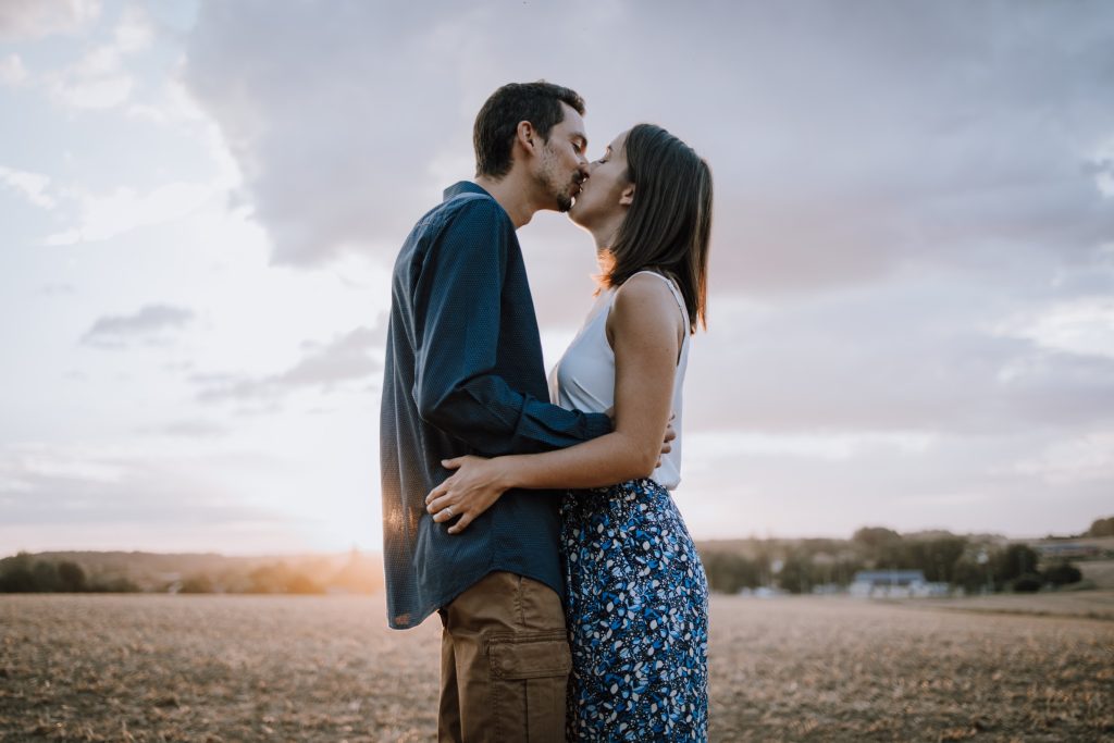 234A5054 Couple d'amoureux qui s'embrasse au soleil couchant