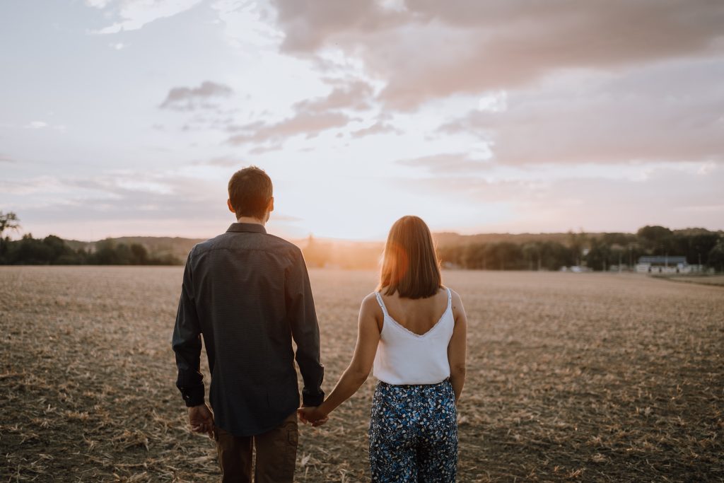 Photo d'un couple d'amoureux dans les champs en Brabant Wallon.