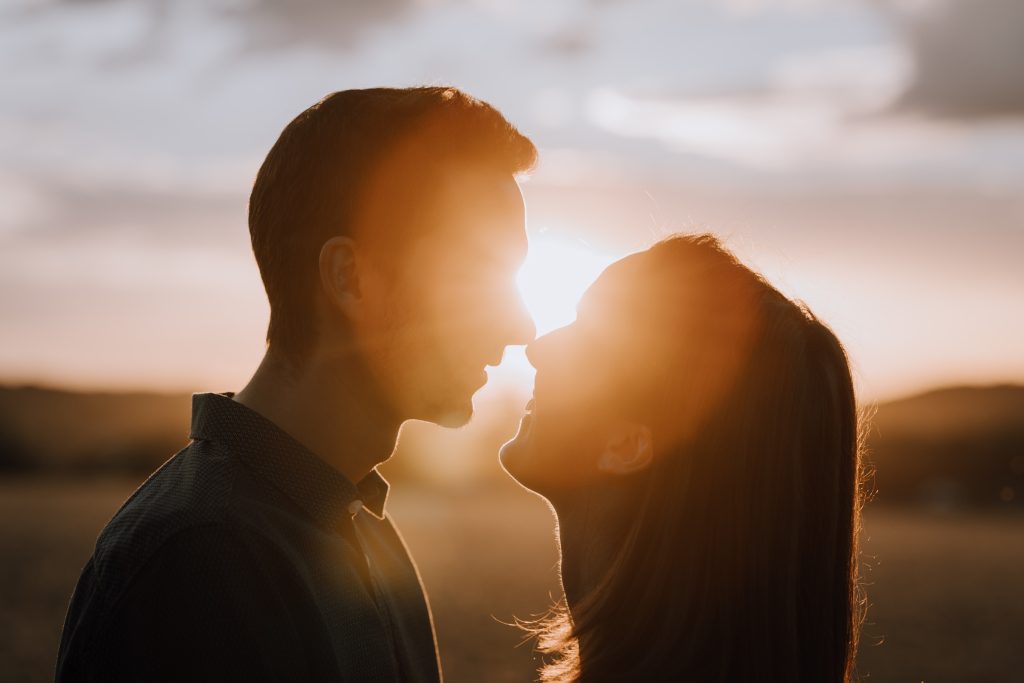 Photographie de futurs mariés au soleil couchant en brabant Wallon