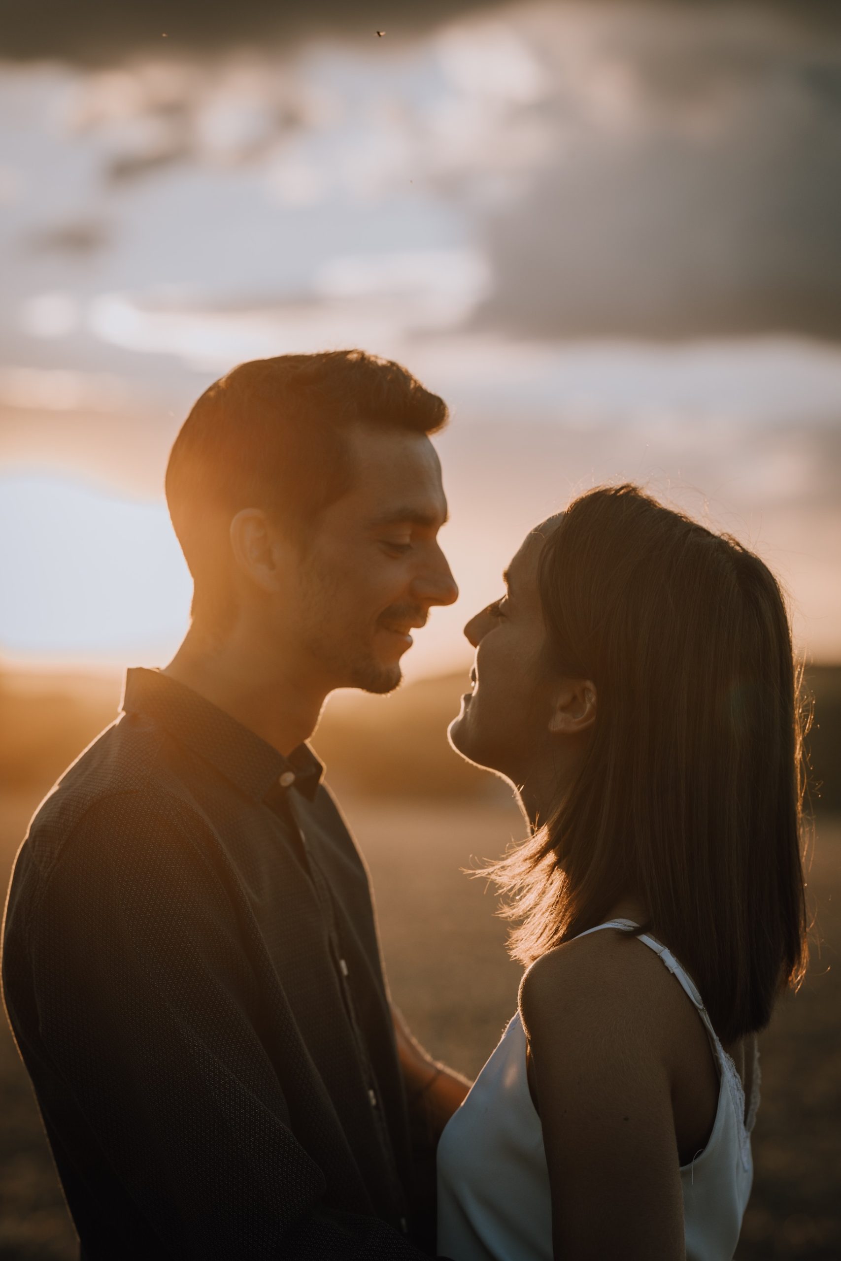 Couple d'amoureux au soleil couchant