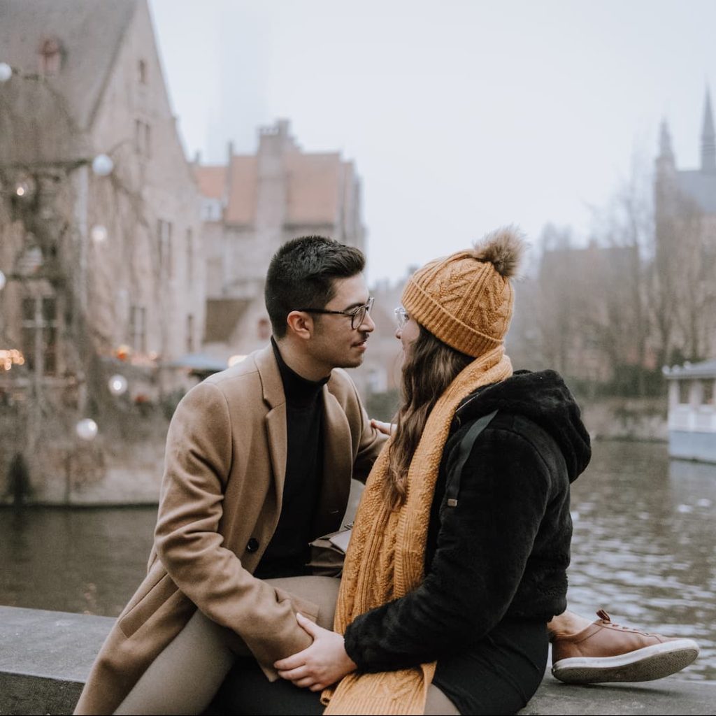 Photographie d'un couple d'amoureux devant le canal de Brugge