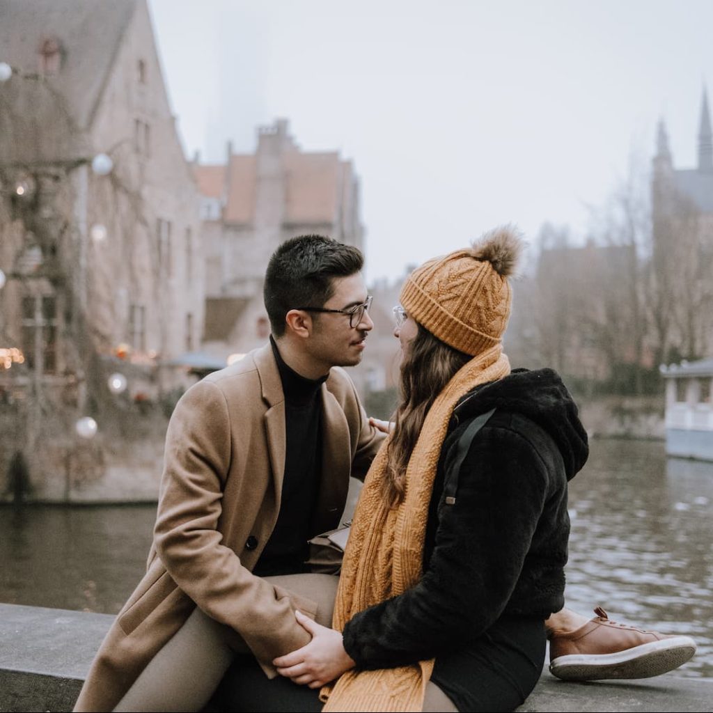 Myrtille & Arthur low Photographie d'un couple d'amoureux devant le canal de Brugge
